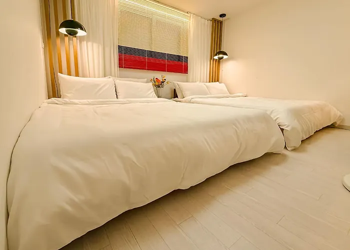 Yeoksam, Gangnam, Coex Starfield, Jamsil 20 Minutes, Itaewon 30 Minutes, Gangnam Plastic Surgery